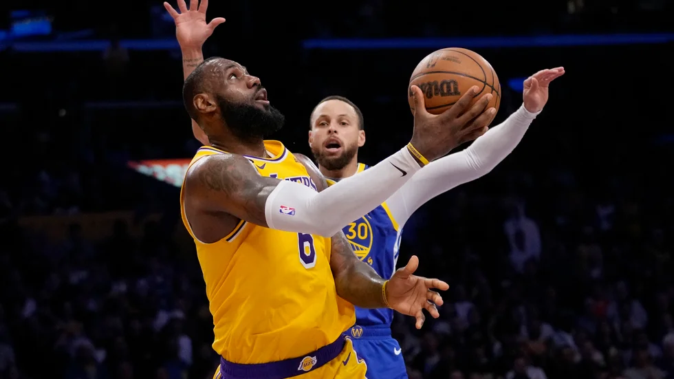 Stjärnornas kamp – Los Angeles Lakers LeBron James (längst fram i bild) mot Golden State Warriors Stephen Curry – slutade med att Lakers gick vidare till semifinal i NBA-slutspelet.