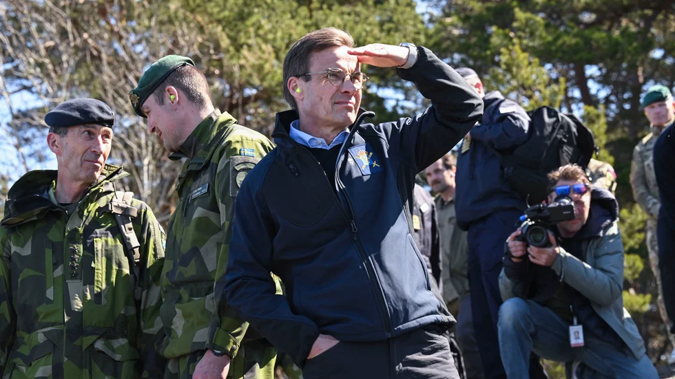 Statsministern, här under ett besök på försvarsövningen Aurora, är ute och cyklar, skriver Bertil Bartholdson.
