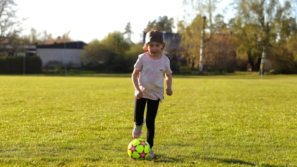 Femåriga Selma var ett av många barn som testade planen i halvtid. "Fotboll är jätteroligt. Jag har precis börjat och spelar på de mindre planerna där borta", säger Selma och pekar bort mot VSK:s mindre planer.