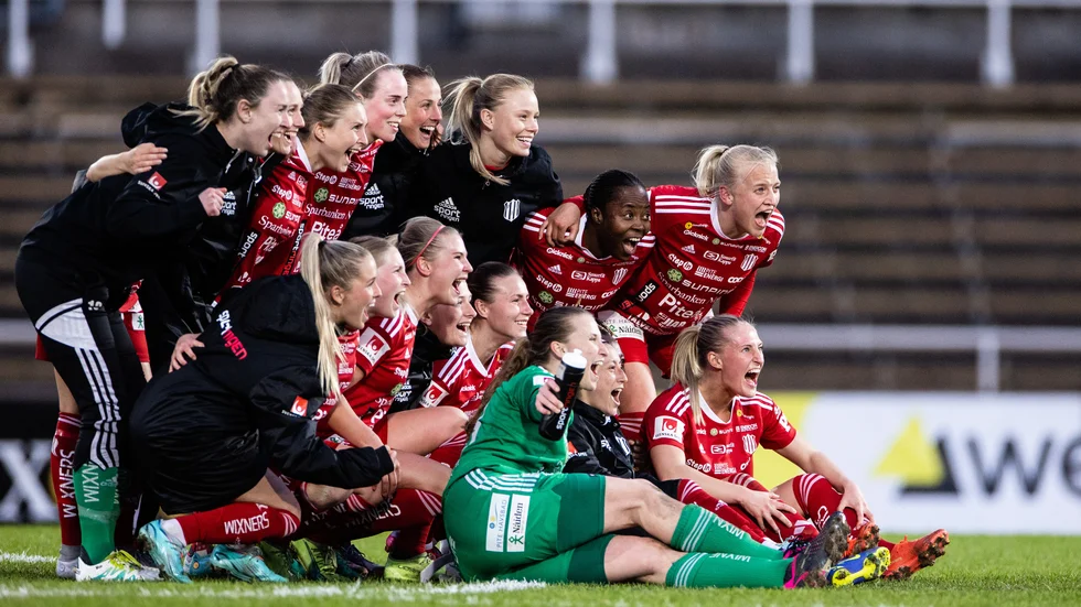 Piteås spelare jublar efter segern på anrika Stockholms Stadion. Laget nollade Djurgården och är fortfarande det enda obesegrade laget i allsvenskan. Söndag eftermiddag väntar tabellettan Hammarby på LF Arena.