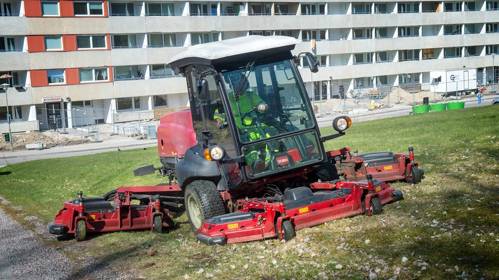 Att gräsklipparna kommer fram är ett säkert vårtecken. Men kommunen klipper inte överallt, utan vill också gärna se mer av ängsmark. 