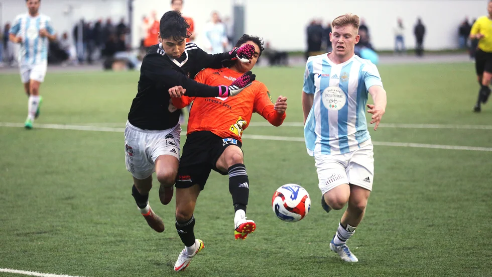 Visby Bois-målvakten Reza Gurbani kom in sent och sänkt Mohanad Mostafa, men Mostafa fick sin revansch när han strax efteråt satte sitt andra mål för matchen.