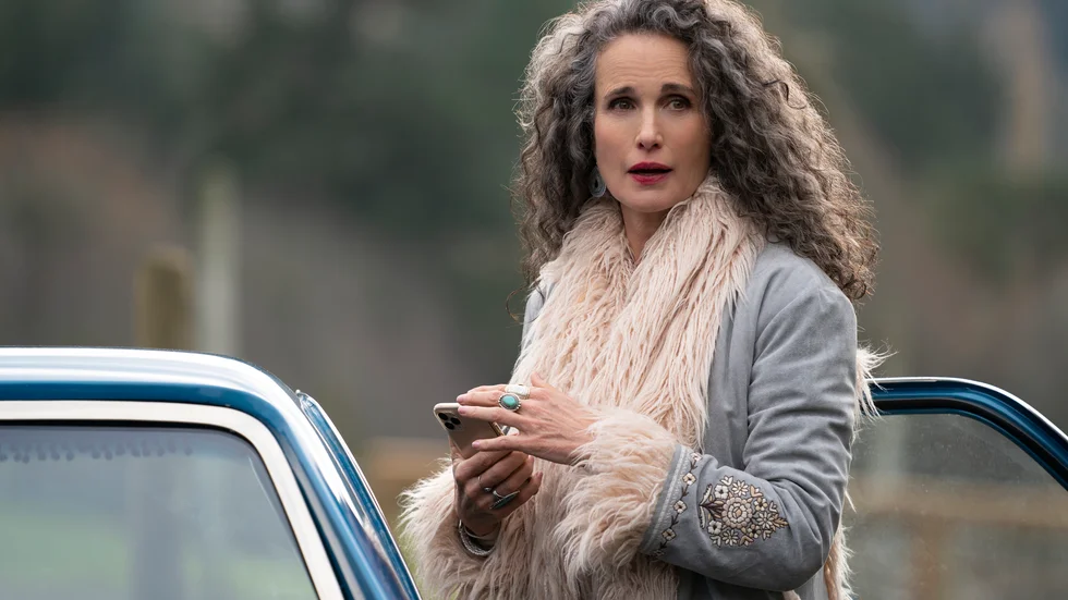 Skådespelaren och fotomodellen Andie McDowell fick enorm uppmärksamhet när hon kom ut som gråhårig i Netflix-serien "Maid", där hon spelar en väldigt jobbig mamma. 
