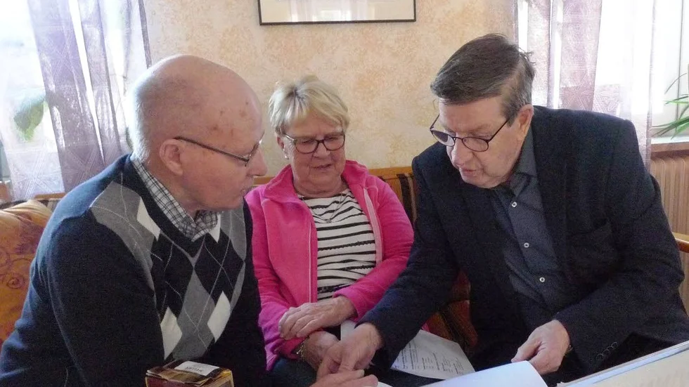 Revisor Folke, kassör Ingegerd och distriktets kassör Olof diskuterar balansrapport och resultatrapport.