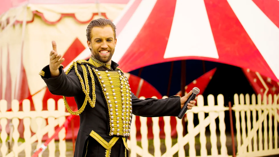Cirkusdirektör Trolle Rhodin är fjärde generationens cirkusdirektör. Hans farfars far blev känd som Brazil Jack, mannen som startade Sveriges äldsta cirkus.
