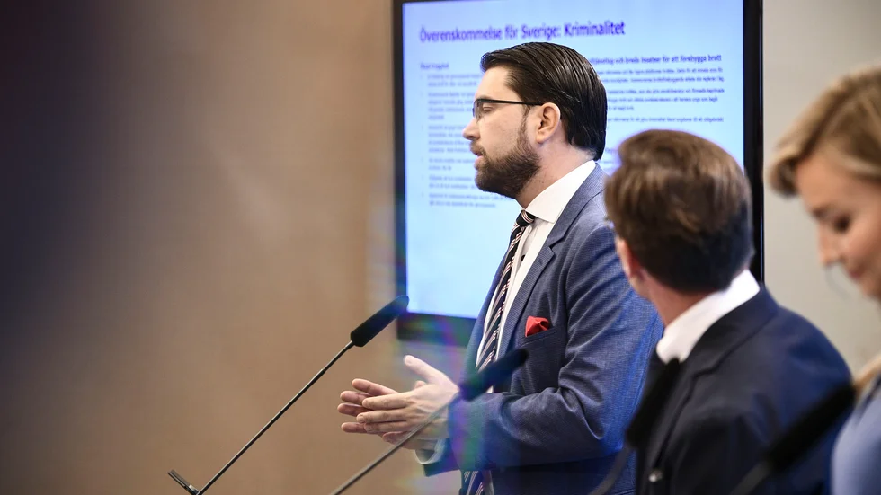 
Ulf Kristersson (M) och Ebba Busch (KD) lyssnar uppmärksamt på Jimmie Åkesson (SD) och driver gärna en auktoritär politik där oppositionens möjligheter begränsas.