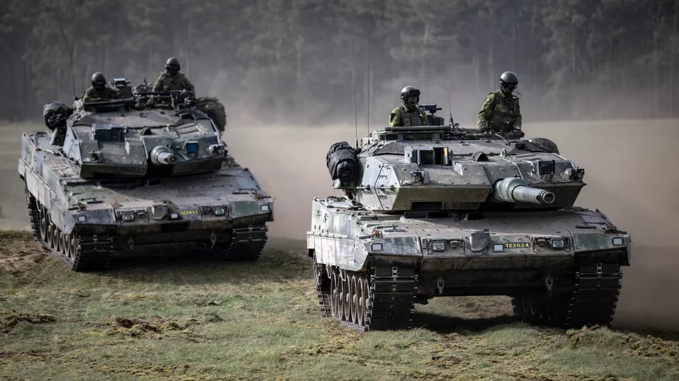 Svenska stridsvagn 122 på Rinkaby skjutfält under militärövningen Aurora 23.