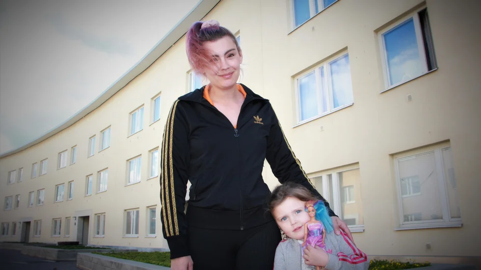 Lizette Camillasdotter är ensamstående mamma med Neylie, fyra år. Nu när matpriserna skjutit i höjden är det inte alltid lätt att få pengarna att räcka till, berättar hon.