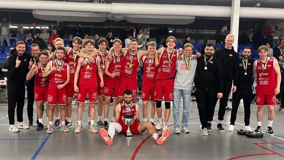 Guldmakarna. Uppsalas U21-herrar efter SM-finalsegern mot Åkersberga.