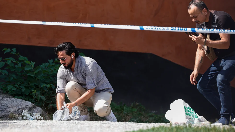 Salwan Momika tände eld på en koran i närheten av Stockholms moské, men kvävde efter ett par sekunder själv den pyrande elden.