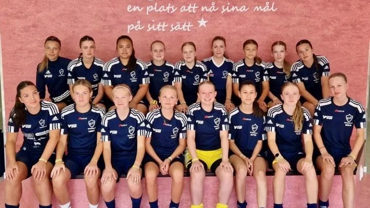 Östervålas F15-lag skördade framgångar i Dalecarlia cup som avgjordes första helgen i juli (1-2 juli).

Övre raden, fr. vänster till höger: Miranda Gunnarsson, Cornelia Larsson, Kimberly Karlsson, Wilma Håkansson, Astrid Marcusson, Stella Holmgren, Elsa Olsson, Linnea Larsson, Milly Nilsson (kapten). 

Nedre raden, fr. vänster till höger: Lovelia Nilsson, Meja Lundén, Molly Joelsson, Amelia Johansson, Selma Östlund (MV), Nathalie Johansson, Alva Larsson Malmberg, Emilia Boström. 