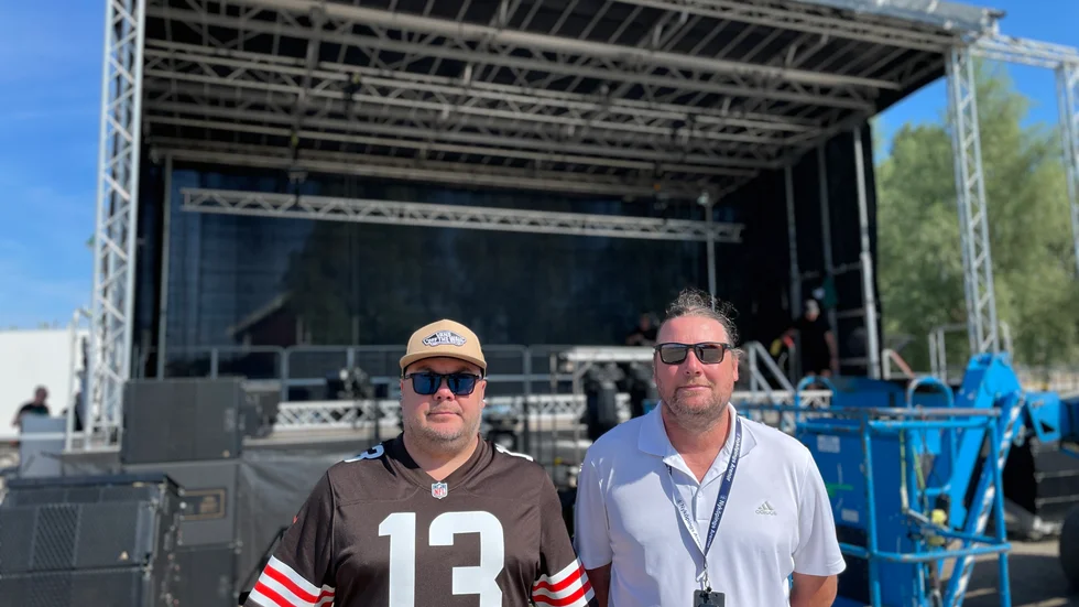 Kimmo Kirvesmäki på Laweka event och Claes Hidegård på Nyköpings arenor arrangerar eventet tillsammans. Laweka event har förutom Johan Glans arrangerat event åt Sabaton och Johnossi. Scenen är lokaliserade mot restauranghållet.