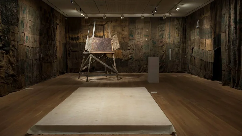 Markanvändning och arbetskraft. Inuti Ibrahim Mahamas installation "Location" som består av jutesäckar från Ghana återfinns Katarina Pirak Sikkus verk tillsammans med Pratchaya Phinthongs verk "Give More Than You Take". Alla processinriktade verk som ställer frågor om begreppen markanvändning och arbetskraft.