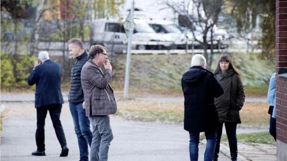 Så här såg det ut när det var paus i kommunfullmäktige på måndagen - flera förtroendevalda står och röker. Trots att det strider mot kommunstyrelsens beslut om rökfri arbetstid.