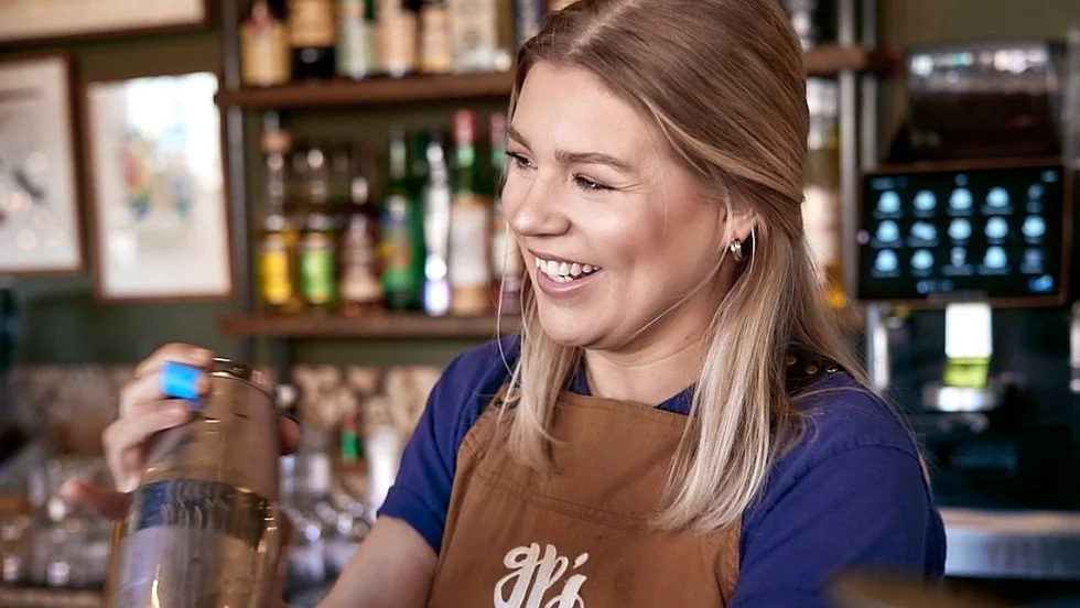 Olivia Hermansson, som till vardags återfinns på GP's i Umeå, har vunnit bartendertävlingen World Class och gått vidare till den stora finalen i Brasilien.