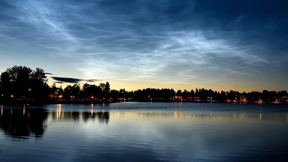 En bitterljuvt vacker läsarbild från söndagskvällen vid Nyborgstjärn i Arvidsjaur.