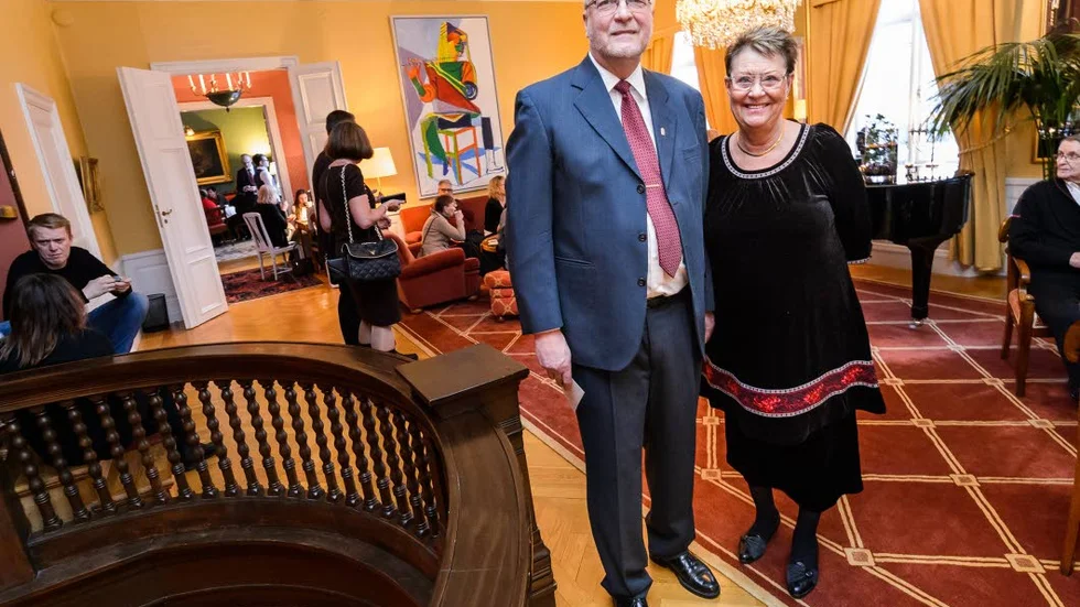 Paret Sven-Erik och Ann-Marie Österberg under det traditionsenliga julfikat.