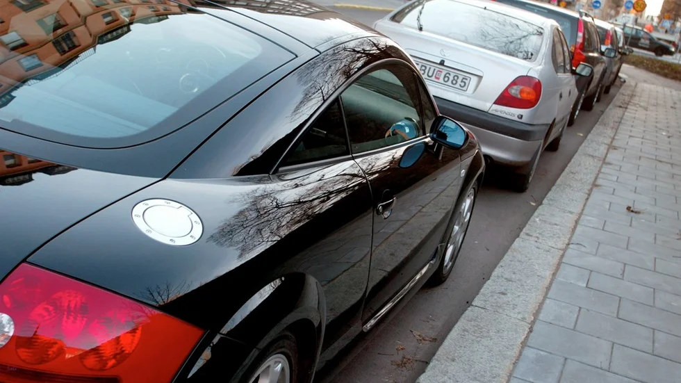 STOCKHOLM 041117 - Nya bilar står parkerade vid en trottoar i Stockholms innerstad  Foto: Malin Rudblom kod: 9141  COPYRIGHT SCANPIX SWEDEN
