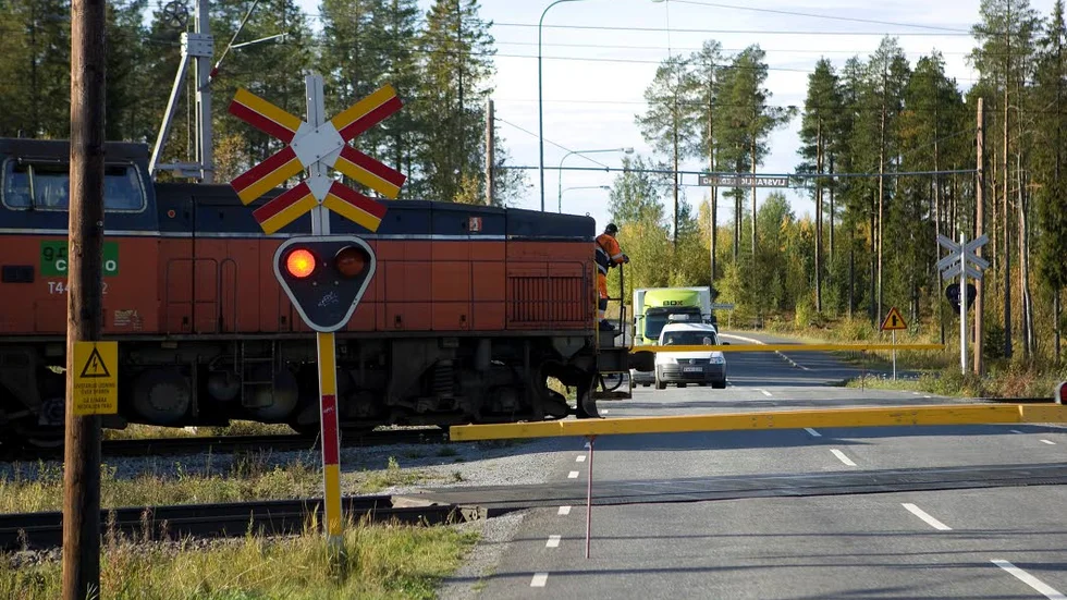 Billigare. Idag är det billigare att transportera en container på väg än via järnväg.