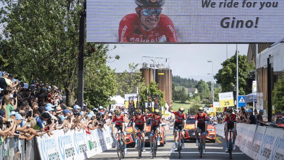Cyklisterna i Gino Mäders stall hyllade sin avlidne lagkamrat under fredagen, i helgen slutförs Schweiz runt bland annat på inrådan av Mäders familj.