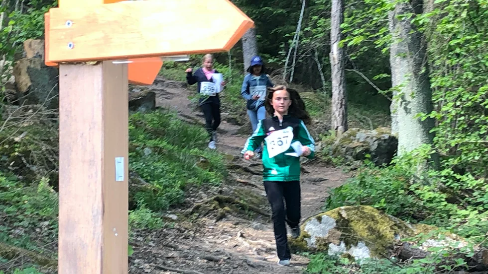 Tyra Lundgren rusar ut ur skogen mot nästa kontroll. 
