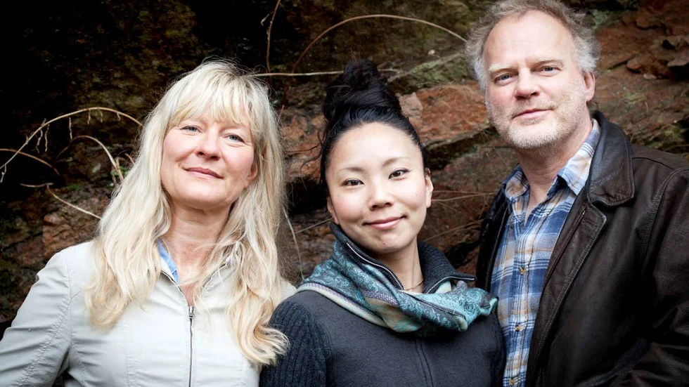 Unik musikbild. Lena Willemark, Anders Jormin och Karin Nakagawa spelar fiol, kontrabas, och koto.