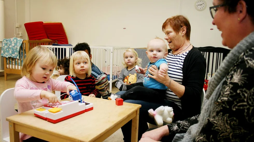 Trivs. ”Ungar är livet” Det tycker Anki Norling på Lek & Lär, här med Rasmus Sahlin i knät, omgiven av barnen Joline Ericsson Stolpe, Svea Hurtig, Emelie Räsänen.