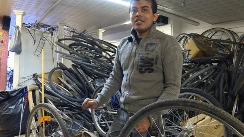 Mominur Rahman berättar att många kommer in och vill ha hjälp med grejer de lätt hade kunnat klara av själva.