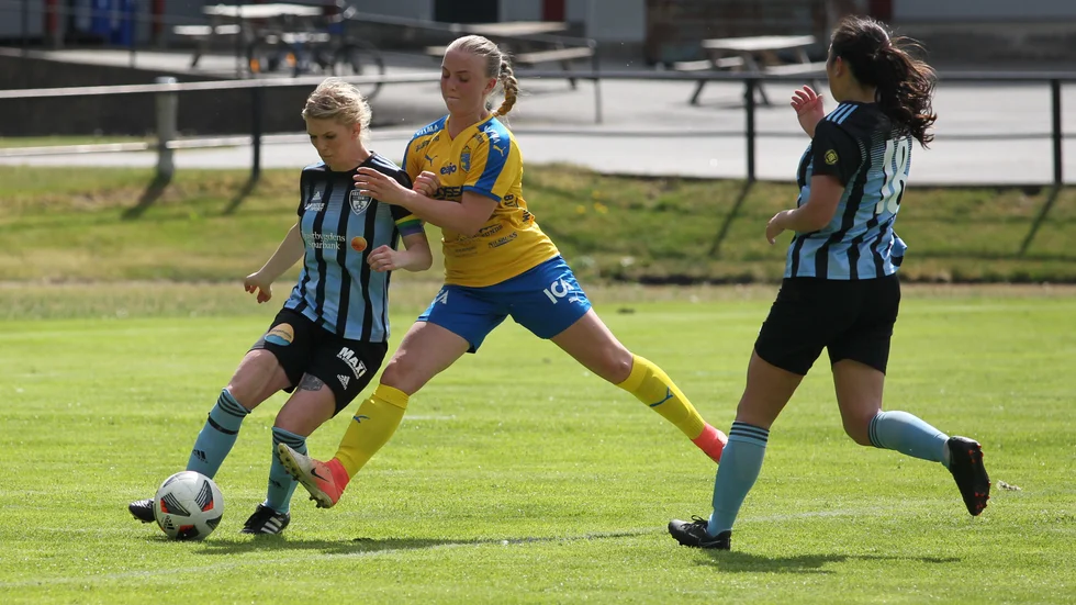 Malin Blidfors blev tvåmålsskytt och Astrid Göthberg gjorde ett mål när Västervik besegrade Hultsfred med 9-0.