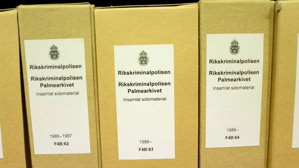 Palmearkivet. Några få av en stor mängd pärmar med material.