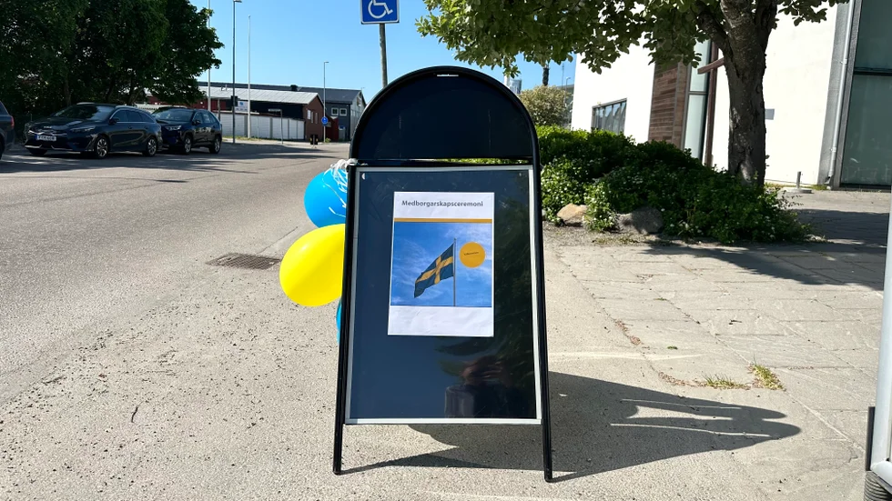  Att inte våga ställa krav eller förväntningar är att svika dem som kommer hit, skriver företrädare för Liberalerna. Bilden från medborgarskapsceremonin i Enköping på nationaldagen.