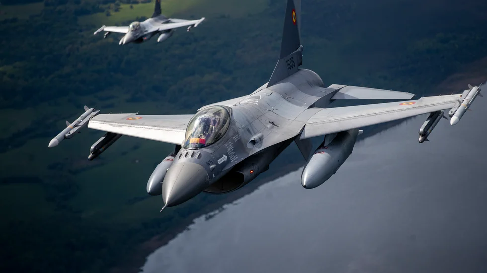 Ukraina uppger att landet kommer att få ett "betydande antal" F-16. På bilden syns två plan tillhörande Portugals flygvapen. Arkivbild.