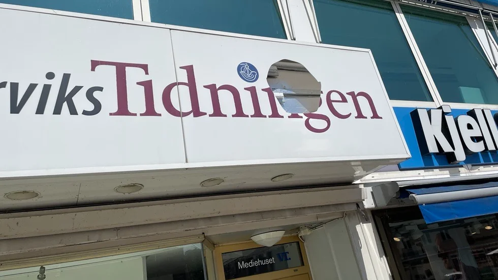 Förstörd skylt vid Västerviks-Tidningens tidigare lokaler vid Stora torget.