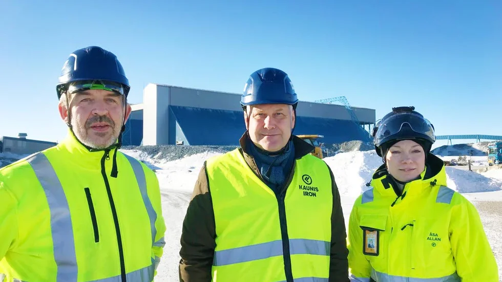 Per-Erik Lindvall, Jonas Sjöstedt (V) och Åsa Allan diskuterade bland annat behovet av järnväg i anslutning till Tapuligruvan.