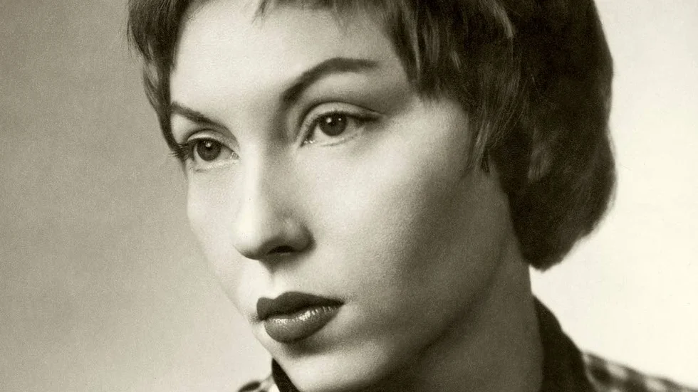 Clarice Lispector föddes 1920 i en judisk familj i Ukraina. När hon var ett år emigrerade familjen till Brasilien. Vid sin för tidiga död 1977 hade hon givit ut ett tjugotal romaner, novellsamlingar och barnböcker.