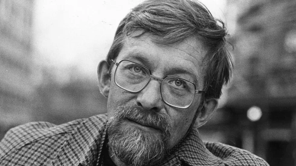 Lars Gustafsson (1936–2016) är i augusti aktuell med den postuma romanen "Dr Weiss sista uppdrag".