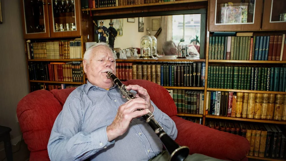 Spelar vidare. Det nu har gått 25 år sedan Stig Larsson gick i pension men han fortsätter att spela.