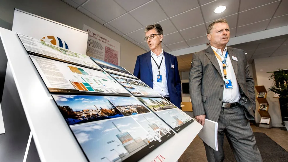 Arkivbild. Från 2014 när det vinnande förslaget "Aros Reflecta" i arkitekttävlingen om kraftvärmeverket. Fr v Christer Englund och Adrian Berg von Linde från Vattenfall.