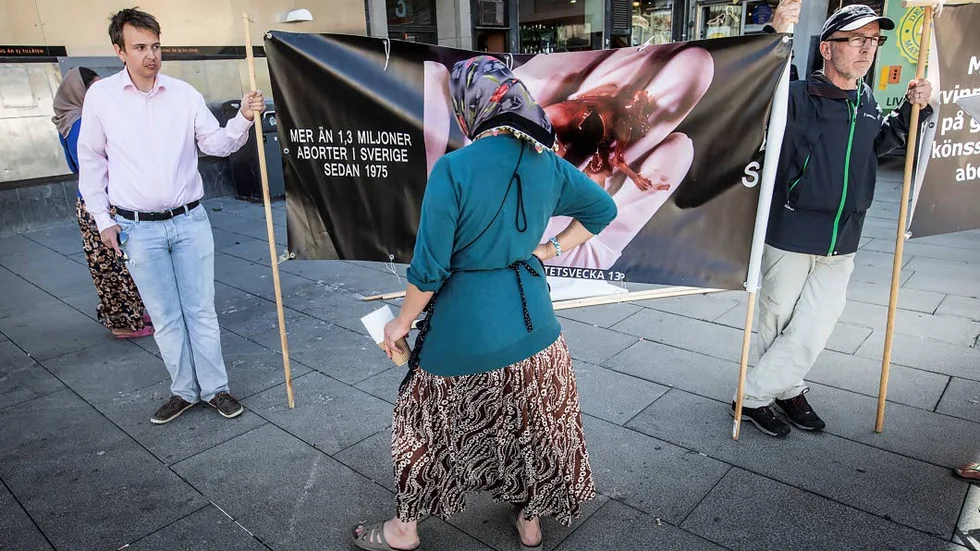Många Uppsalabor såg banderollen med aborterade foster som Markus Tengelin och Pelle Poluha höll upp.