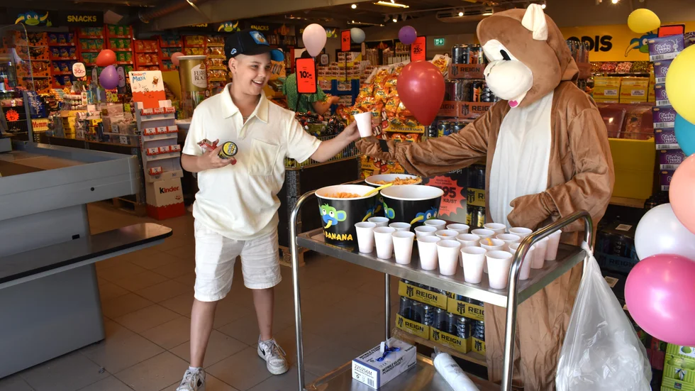 Butikens egen maskot var på plats och delade ut godis till kunderna. 