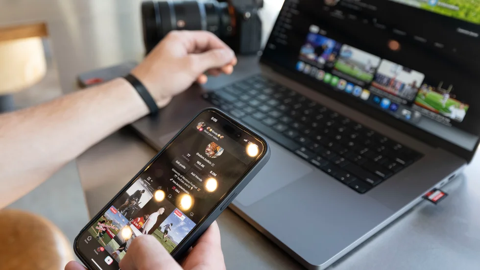 Adam Botkin, tidigare amerikansk fotbollsspelare och numer Tiktokstjärna från Montana, redigerar ett videoklipp till appen tidigare i maj.