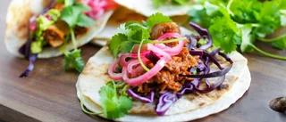 Carnitas med ­guacamole och picklad rödlök