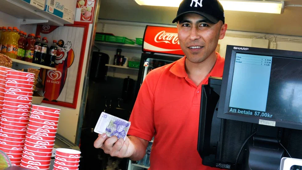 Ogiltig. Den 30:e juni blir 20-lappen som Jafar Sarvan visar upp ogiltig.