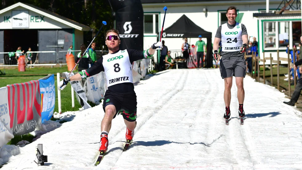 Robin Bryntesson vinner herrarnas skidsprint klart före Anders Hassis.