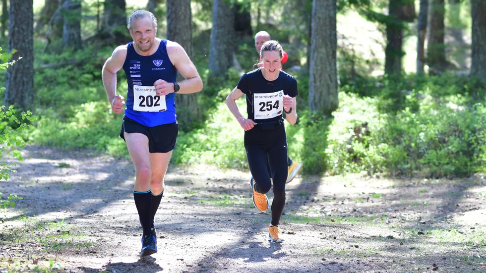 Helena Eriksson tillsammans med Andreas Berthagen från Storvreta, som hon hade sällskap med under större delen av 15-kilometersloppet. Efteråt berättade Eriksson om sin otroliga (och korta) löparkarriär.