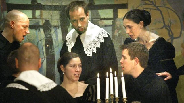 Romeo & Juliakören utnyttjade scenen och bordet väl. En blinkning åt Rembrandt? Bild: Moa Karlberg