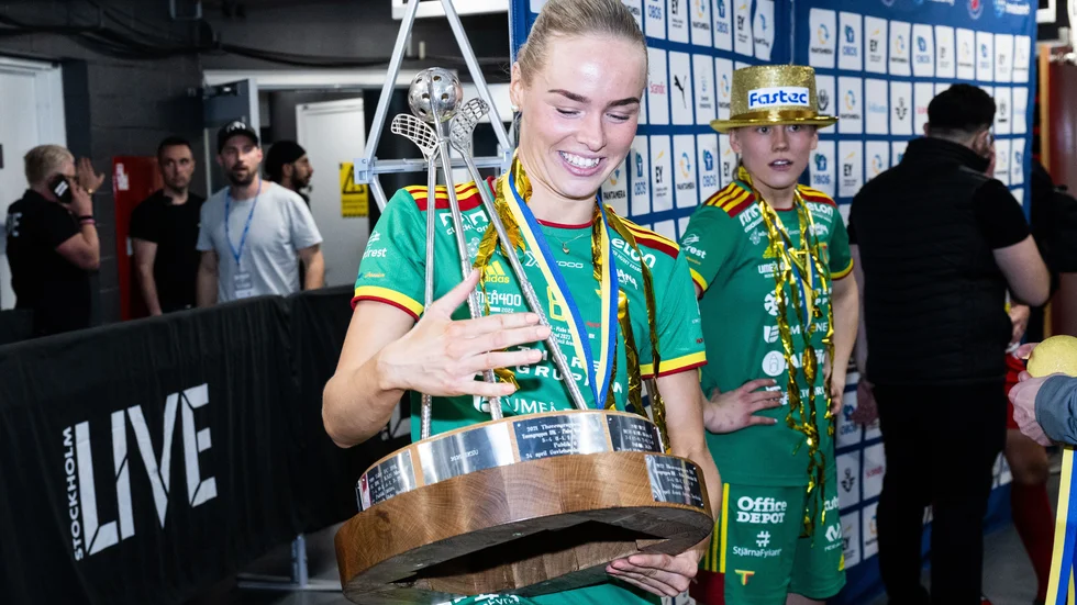 Sandra Boric Svärd börjar bli van att lyfta SM-bucklan. Det var fjärde gången hon varit med och vunnit SM-guld.