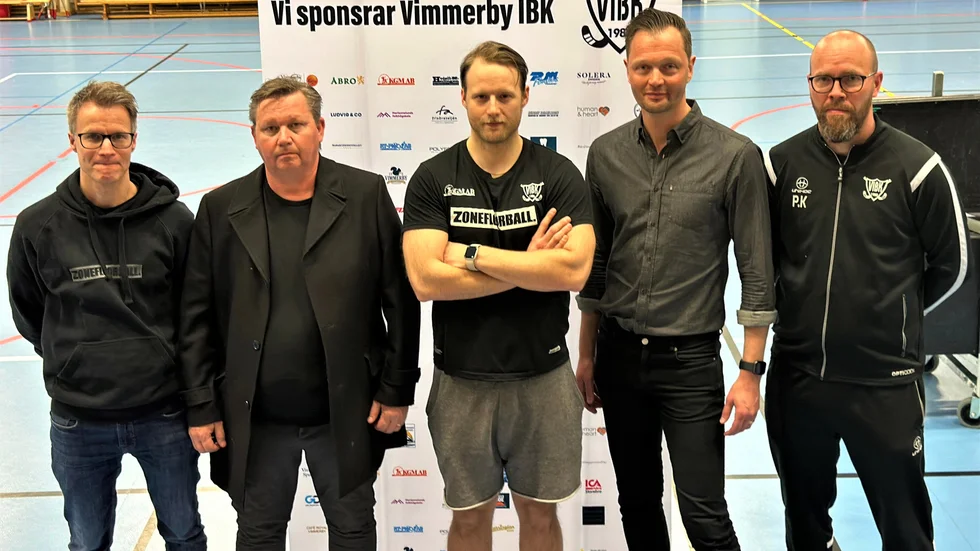 Vimmerby IBK:s nya sportorganisation, tillsammans med huvudtränaren Alexander Pettersson. Från vänster: Jonas Friberg, Jari Levin, Alexander Pettersson, Ola Passmark och Patrik Karlsson.