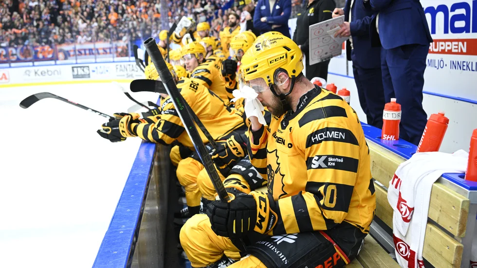 Skellefteås Joakim Lindström (längst fram) tycker att det var tufft att förlora SHL-finalserien mot Växjö.