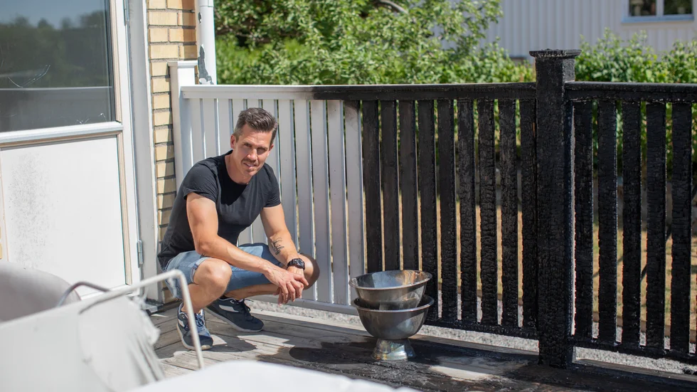 Hemma hos Marcus Hurtig i Fanna startade en brand på altanen när han, hans fru och två barn var bortresta.Tack vare att grannarna ingrep snabbt så spred sig inte de höga lågorna till huset. "Hade de inte upptäckt det direkt hade det nog spridit sig till huset. En soffa brann upp helt. Det är smälthål överallt i partytältet på andra sidan altanen. Tur att inget hände med gasolgrillen".  